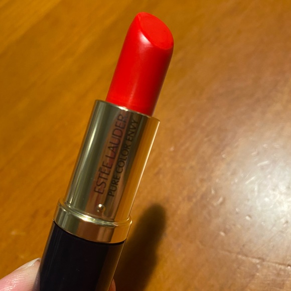 Estée Lauder Pure Color Envy Lipstick - Picture 9 of 15